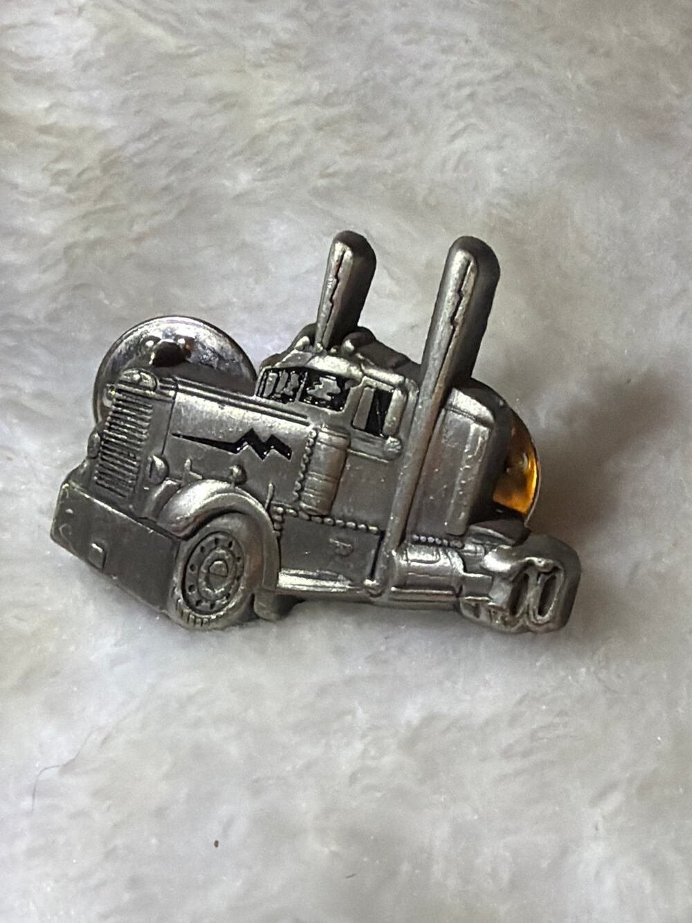 Vintage 1999 Eagle Emblems Semi Truck Pewter Lapel Hat Pin P00724 Trucker